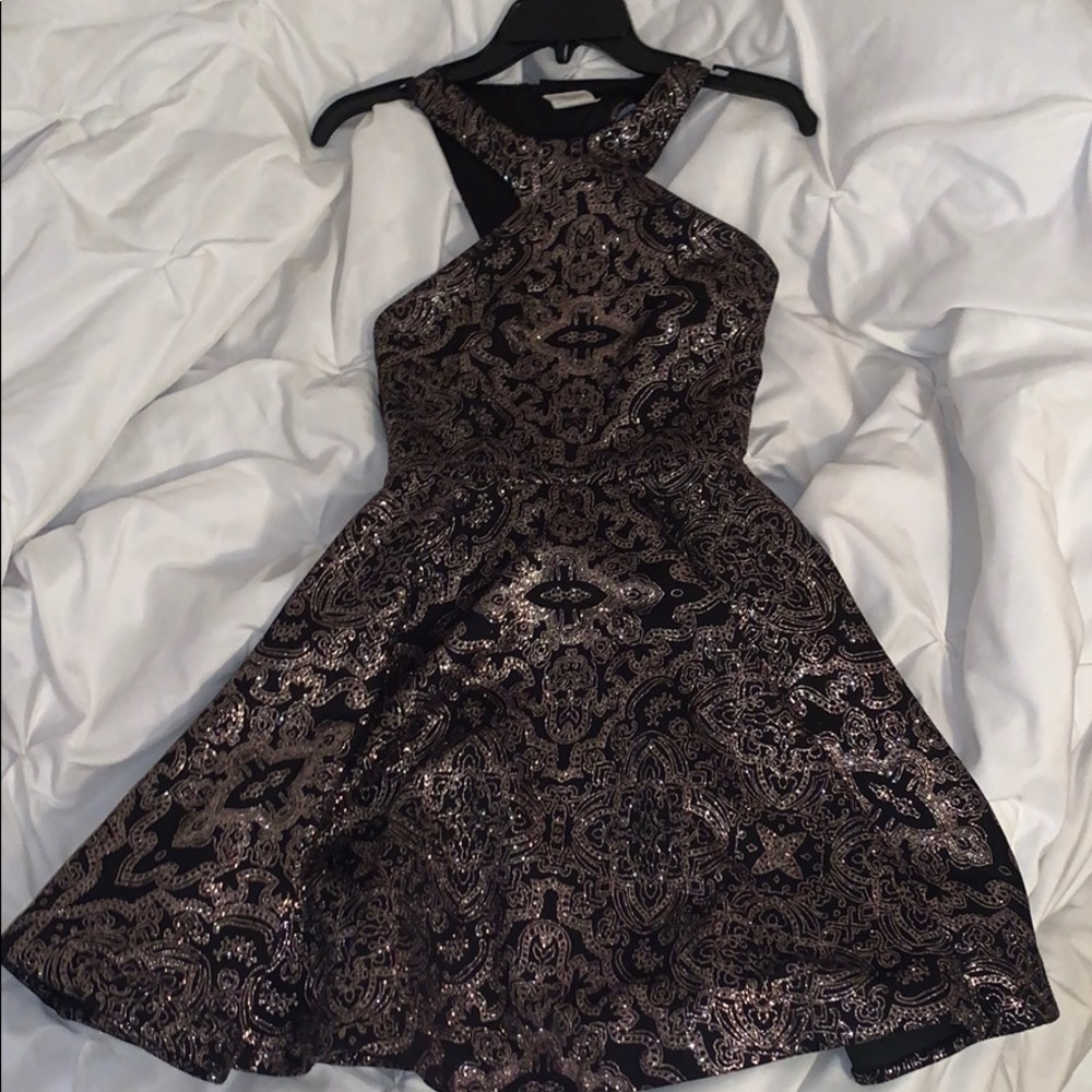 super cute dress!